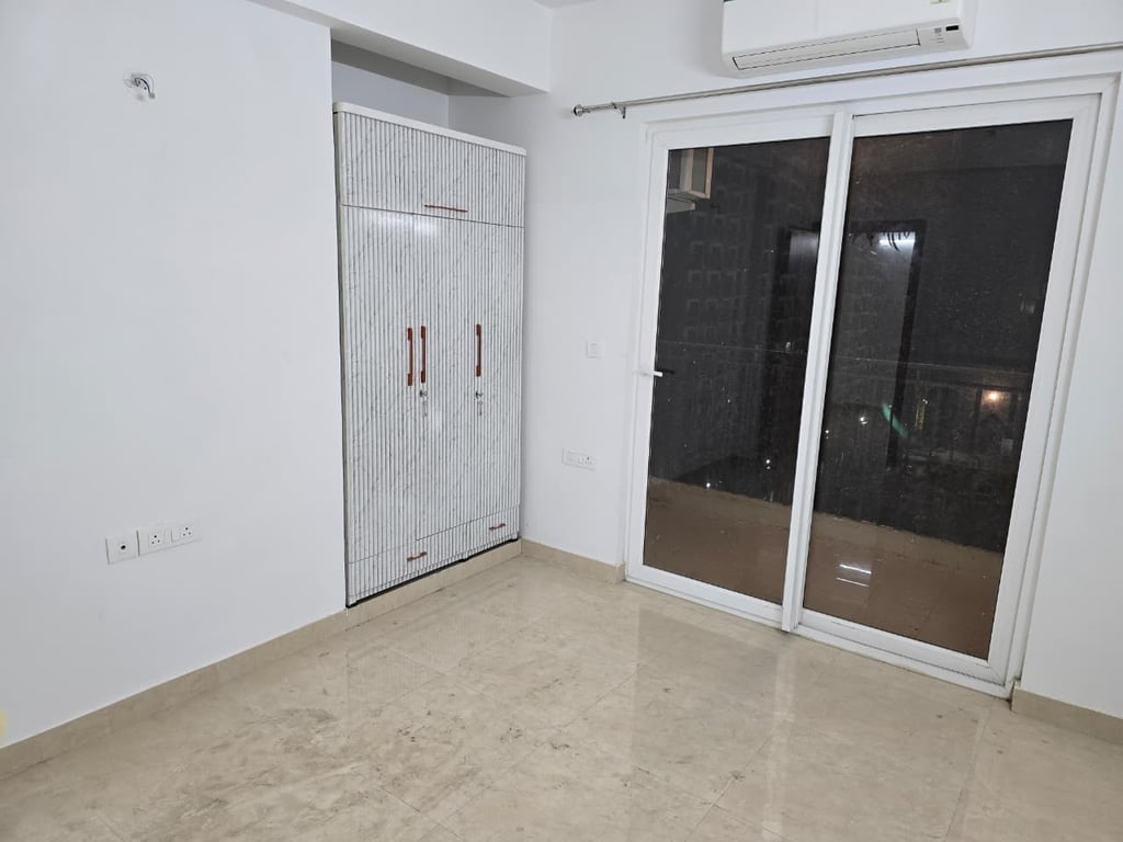 3 +1 BHK flat sec 150 thumbnail 4