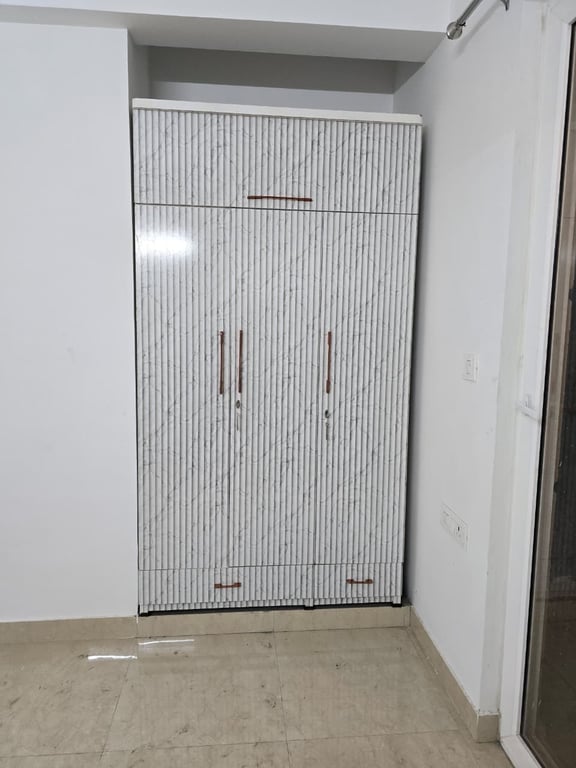 3 +1 BHK flat sec 150 thumbnail 5