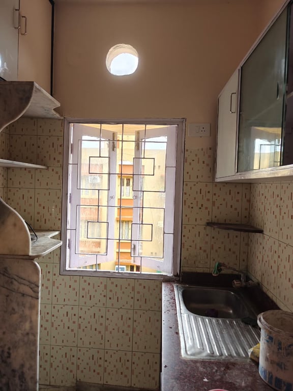 2 Bhk rent in golf green kolkata thumbnail 2