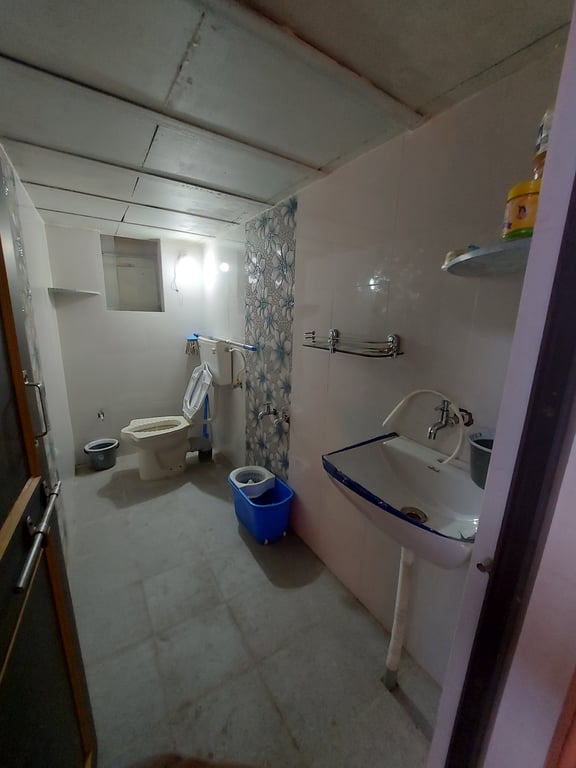 Spacious Shop/Godown For Sale thumbnail 6