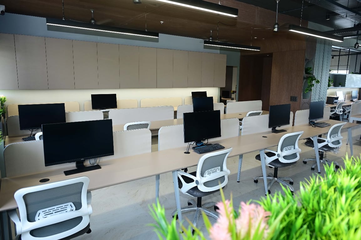 Luxurious office space for long lease thumbnail 11