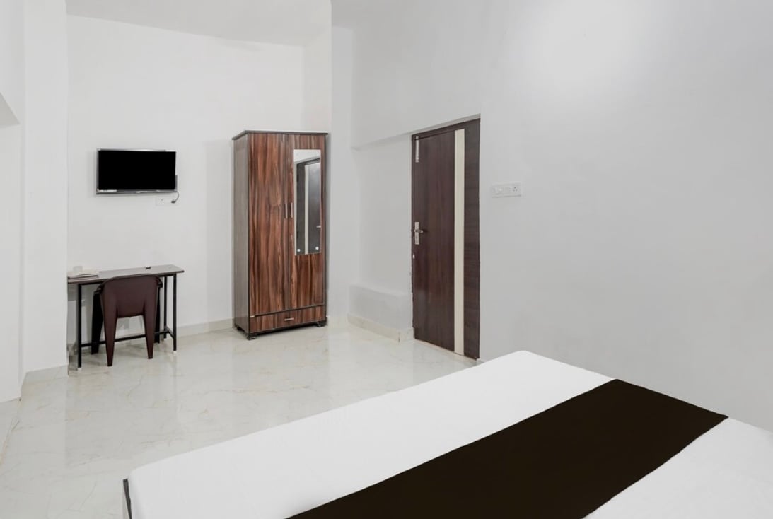 6 Bedroom Housewth attached bathroom Main Shivala Road Amritsar,canused as offices, acedmy,PG ,GYM . thumbnail 3