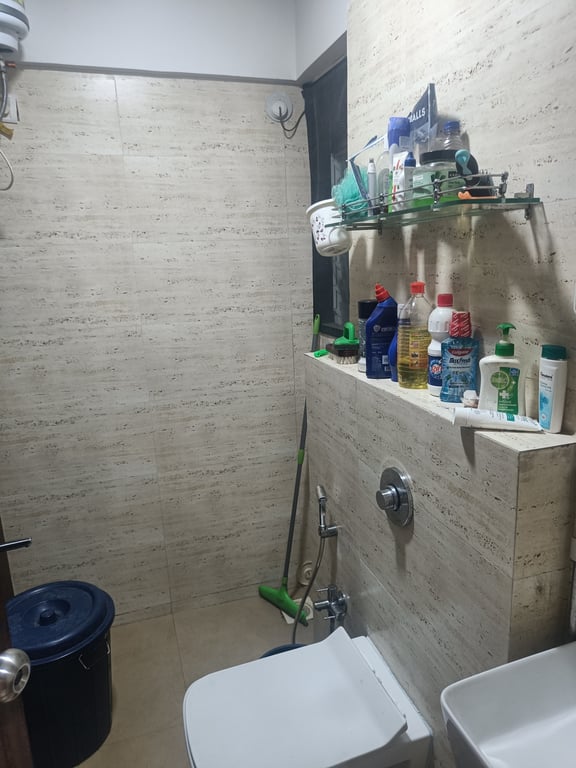 Spacious 2 bhk nr ram mandir Station goregaon thumbnail 5