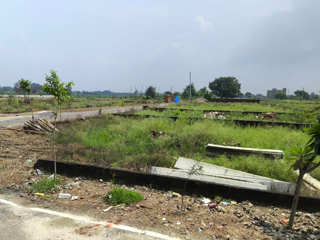 Behind 4km Medanta/Lulumall Gated colony 40feet30feet road kharijdakhil plot near VrindavanSector 19 thumbnail 4