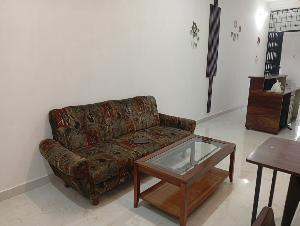 6 Bedroom Housewth attached bathroom Main Shivala Road Amritsar,canused as offices, acedmy,PG ,GYM . thumbnail 4