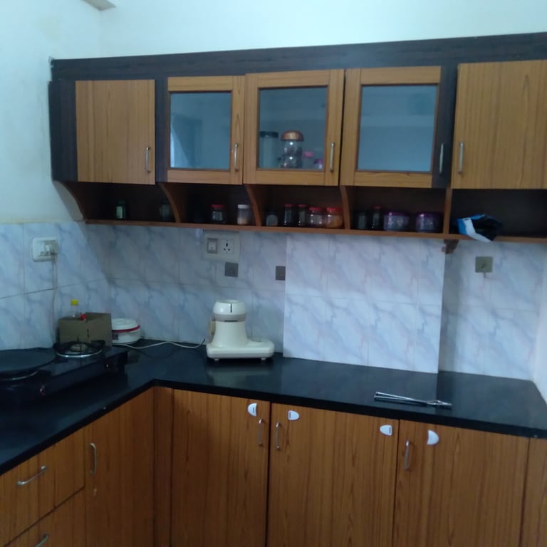 FURNISHED SINGLE ROOM AVAILABLE IN 2BHK  FOR FEMALE WITH ATTACHED BALCONY AND WASHROOM thumbnail 3