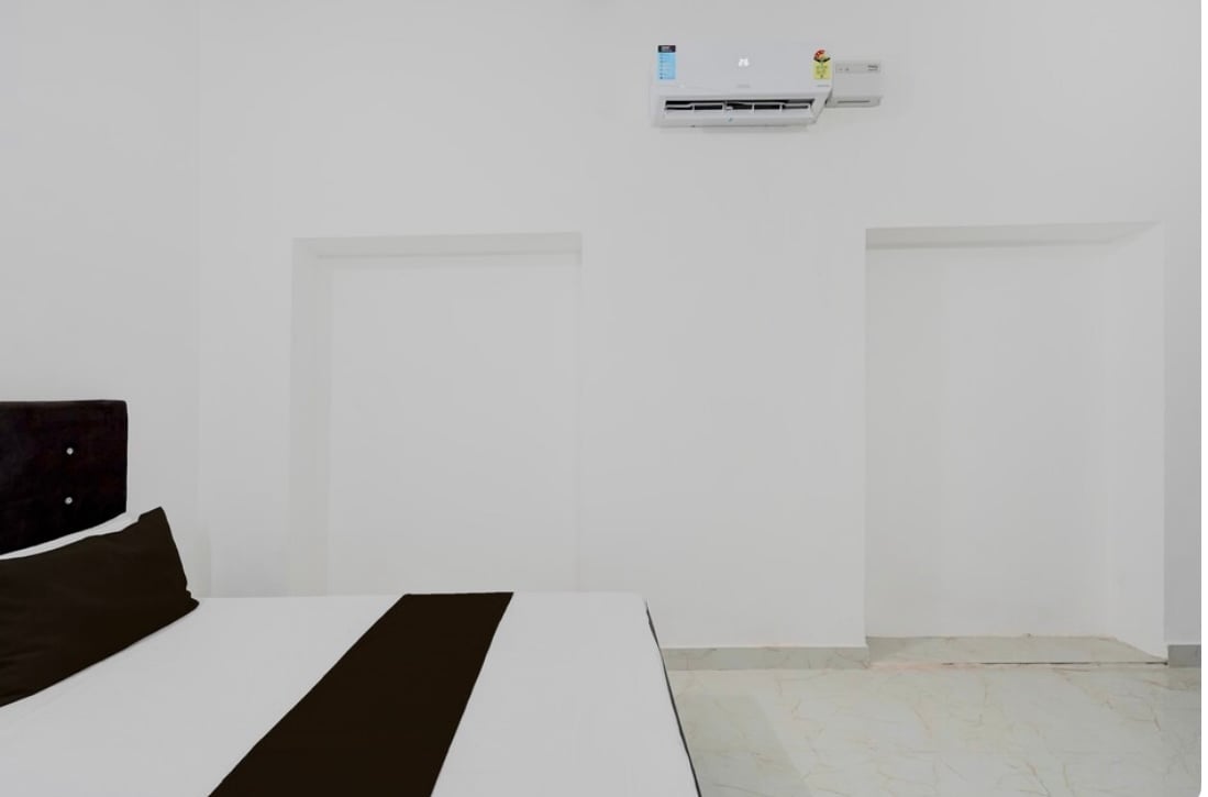 6 Bedroom Housewth attached bathroom Main Shivala Road Amritsar,canused as offices, acedmy,PG ,GYM . thumbnail 6