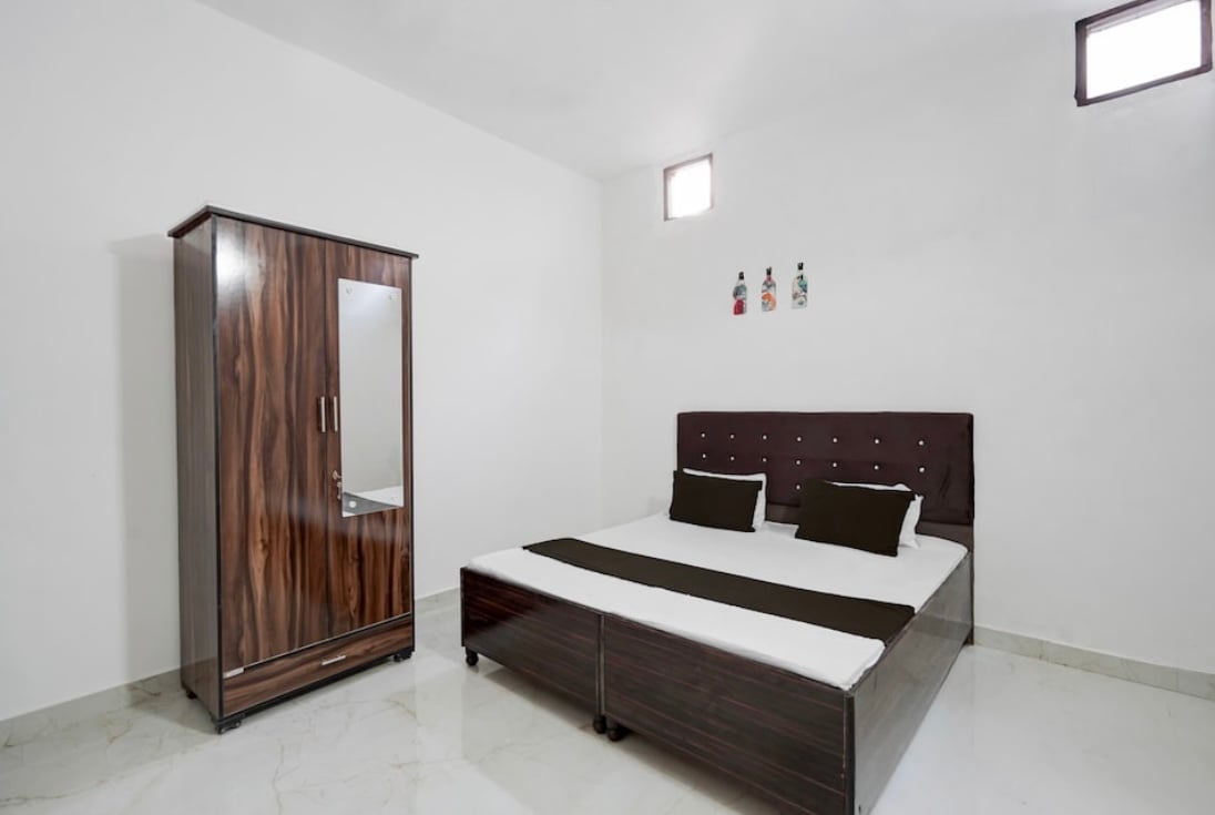 6 Bedroom Housewth attached bathroom Main Shivala Road Amritsar,canused as offices, acedmy,PG ,GYM . thumbnail 1