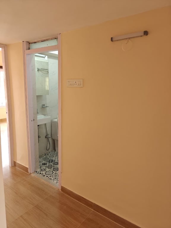 2 Bhk rent in golf green kolkata thumbnail 7