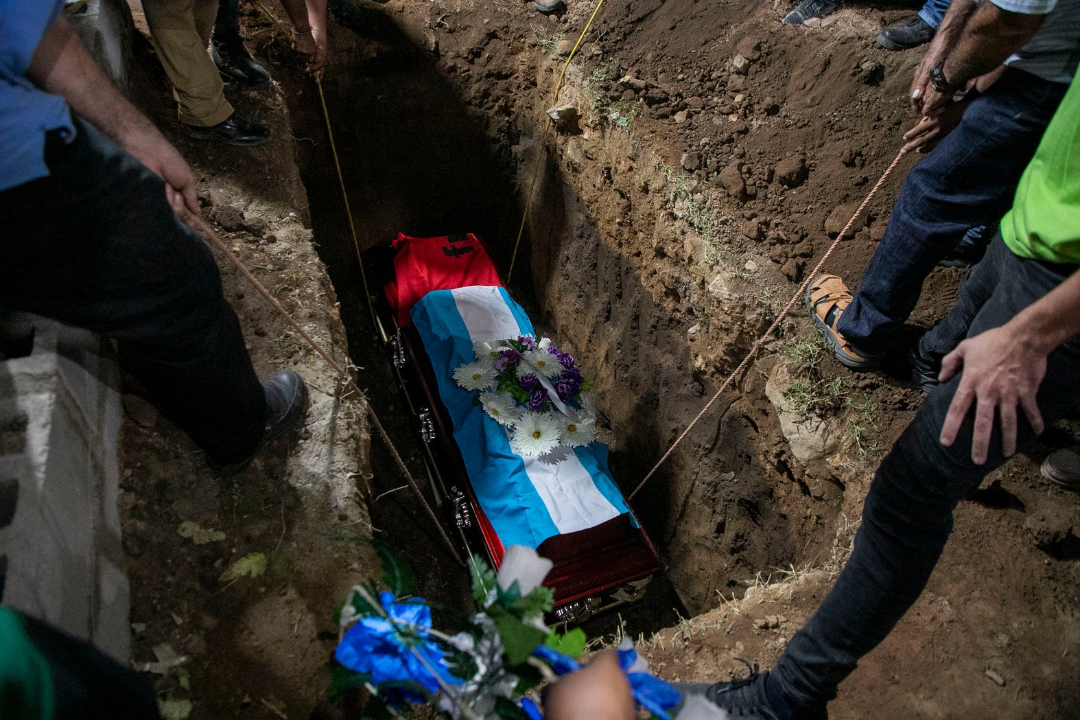 Environmentalist Juan López being laid to rest in the cemetery at Tocoa, Colón, surrounded by those who knew him and shared his struggles. September 2024. Foto CC / Fernando Destephen.