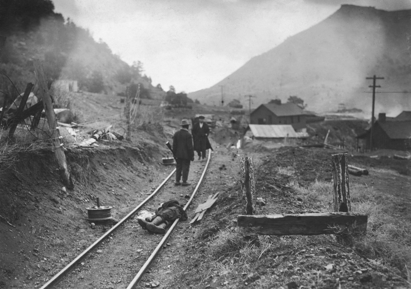 An archival news photo of the aftermath of the Ludlow Massacre.