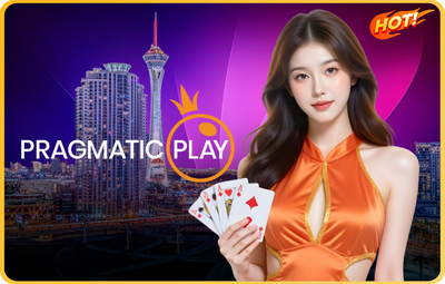 pragmatic play logo พร้อมสาวสวยโชว์ไพ่ในมือ ฉากหลังเป็นคาสิโนที่อลังการงานสร้าง