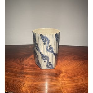 Flot 6 kantet stentøj vase fra 1997, design af Hanne Erlandsen - nr. 030010