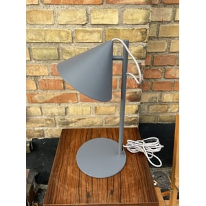 Smart bordlampe i metal, design af Benny Frandsen - nr. 09955