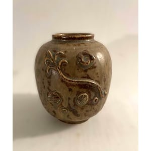 Arne Bang, Kugleformet vase af stentøj modelleret med muslingeskaller og planteplankton i relief - nr. 0560