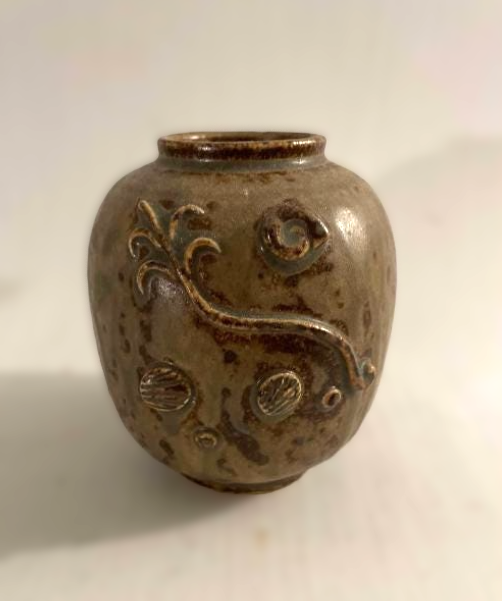 Arne Bang, Kugleformet vase af stentøj modelleret med muslingeskaller og planteplankton i relief - nr. 0560