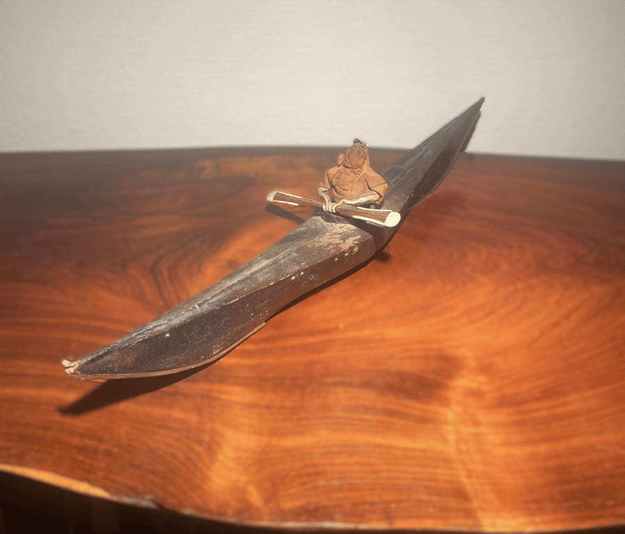 Model af Grønlandsk kajak med fanger ca. 1970erne - nr. 00700