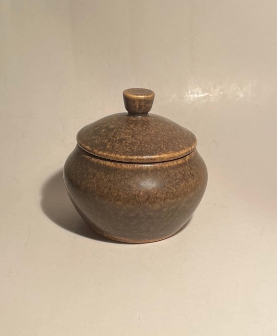 Flot og enkel Michael Andersen sukkerskål, design af Sigvard Bernadotte - nr. 09650
