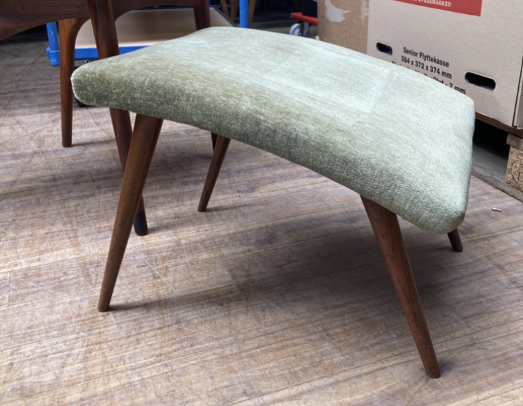 Elegant vintage fodskammel med ben af egetræ - nr. 0077