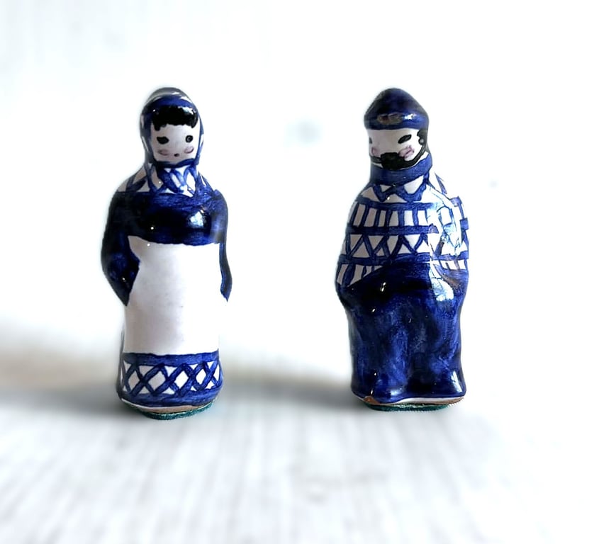 Et par små håndlavet Gzhel keramik figurer fra USSR