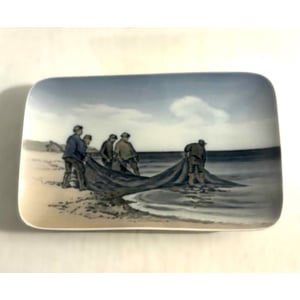 Vintage Royal Copenhagen Aske fad "Fiskere ved stranden"