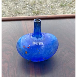 Flot glasvase fra Kosta Boda, design af Bertil Vallien - nr. 07050