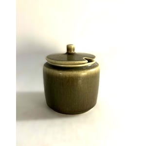 Palshus stentøjs marmaladekrukke, udført i grøn harepelsglasur, Danmark 1960erne