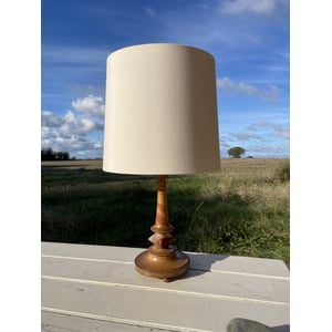 Flot bordlampe i udført i birketræ - nr. 09095