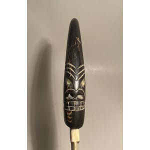 Papir kniv med Tupilak håndtag, udskåret i horn fra en Buffalo og ribben fra en hval - nr. 09980