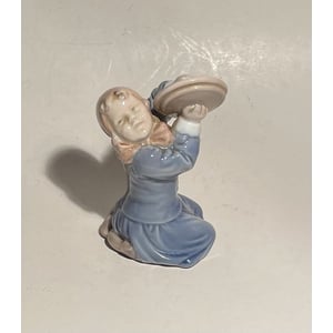 Flot Royal Copenhagen porcelæn figur, "Pigen med grydelåg", design af Ada Bonfils - nr. 011025