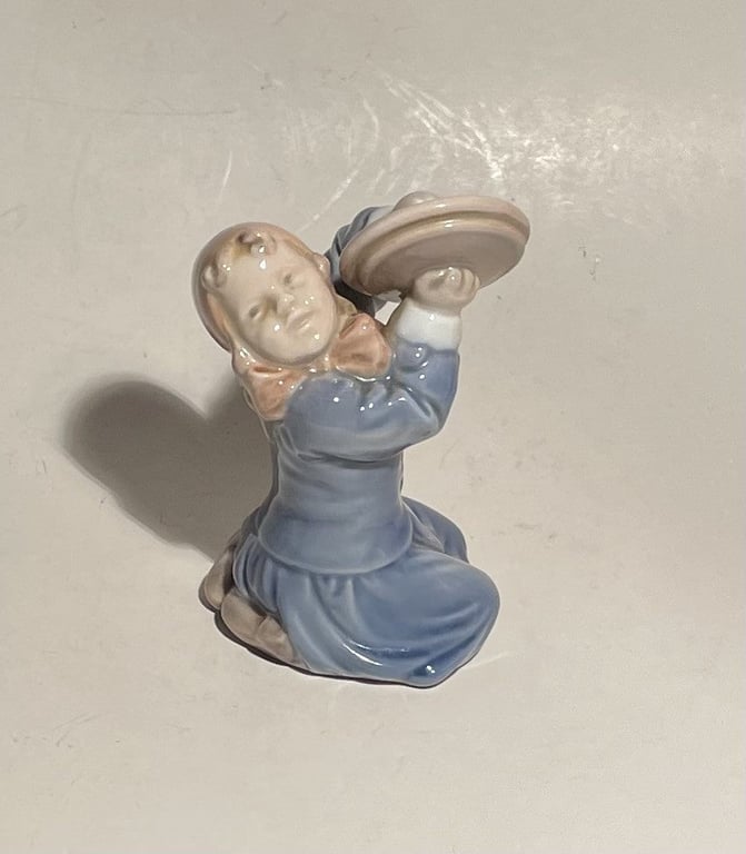 Flot Royal Copenhagen porcelæn figur, "Pigen med grydelåg", design af Ada Bonfils - nr. 011025