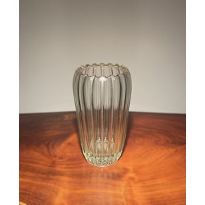Flot Tysk glasvase i presset og riflet glas - nr. 458887