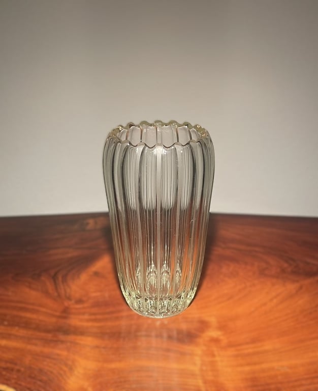 Flot Tysk glasvase i presset og riflet glas - nr. 458887