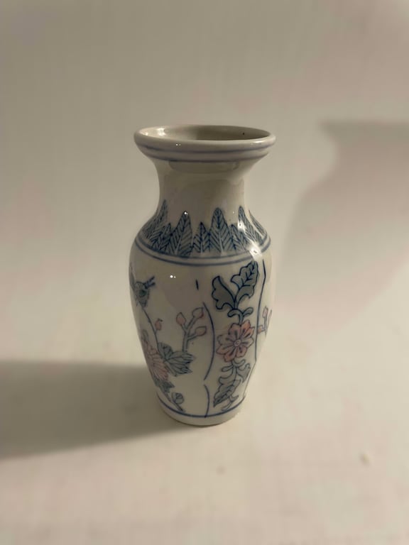 Vintage kinesisk porcelænsvase med blå, hvid og pink blomsterdekoration - nr. 09560