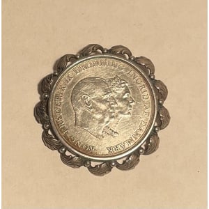 Flot sølvbroche /sølvmønt, Frederik & Ingrid 24 May 1935-1960 - nr. 01681