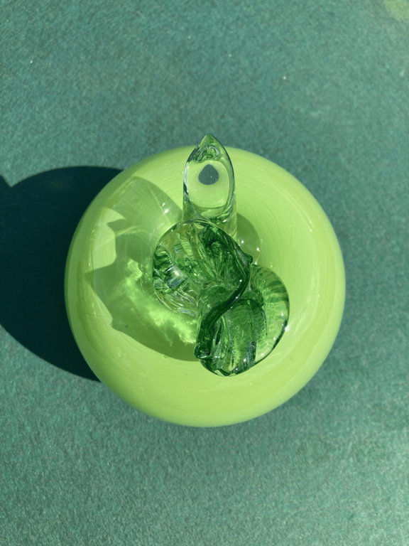 Flot glas æble, signeret AJ - nr. 0451