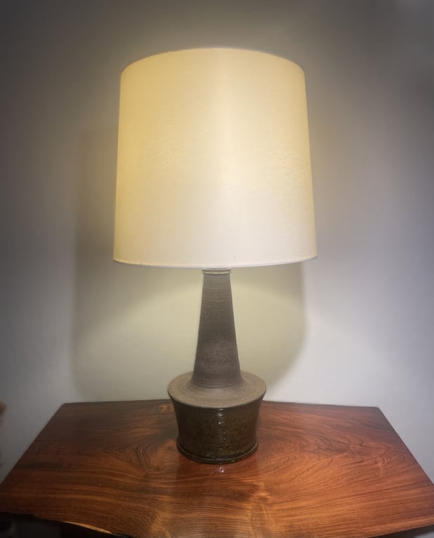 Nils Khaler (1906-1979) flot stentøj bordlampe af mærket HAK /Nils - nr. 900100
