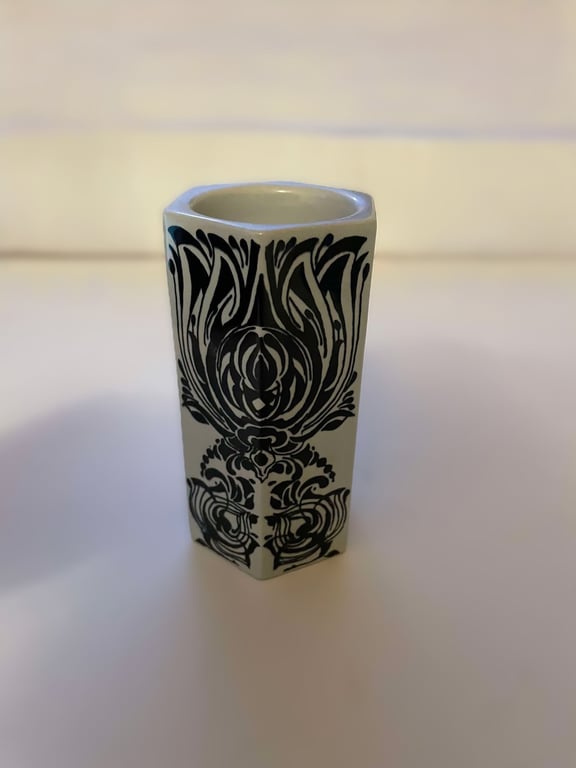 Kantet lysestageholder far Nymølle, design af Bjørn Wiinblad - nr. 60000