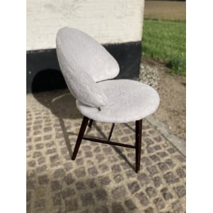 Elegant polstret stol med messingdetaljer - nr. 0470