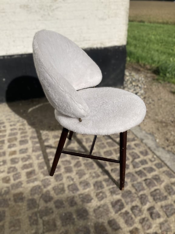 Elegant polstret stol med messingdetaljer - nr. 0470