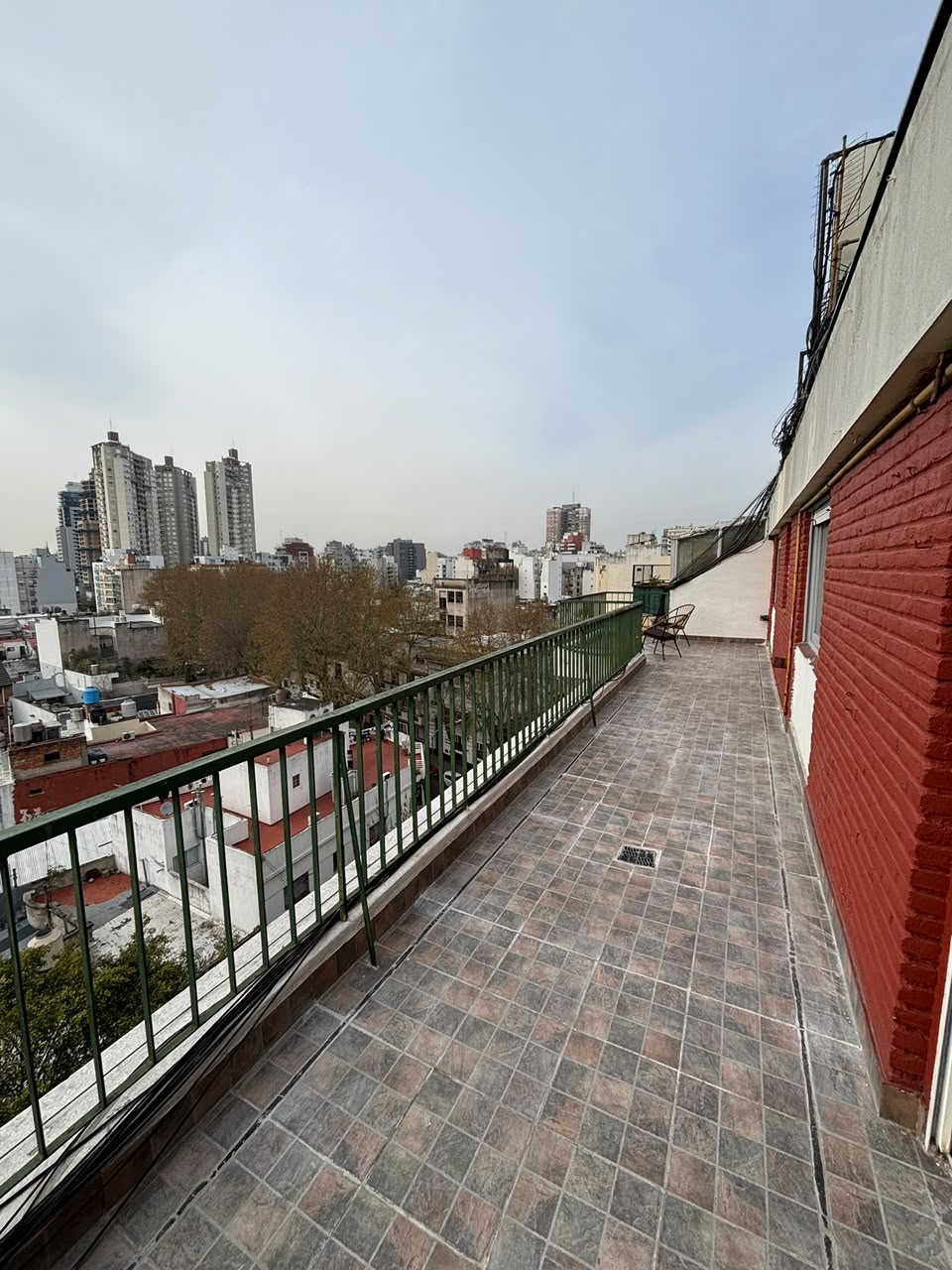 VENTA TRES AMBIENTES CON BALCON TERRAZA, ESPECTACULAR VISTA  AL ESTE, EN  MUY  BUEN  ESTADO, MUY LUMINOSO, — foto 1