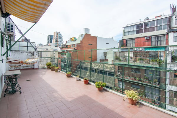 SEMIPISO DE 3 AMBIENTES CON TERRAZA PROPIA Y PARRILLA — foto 2