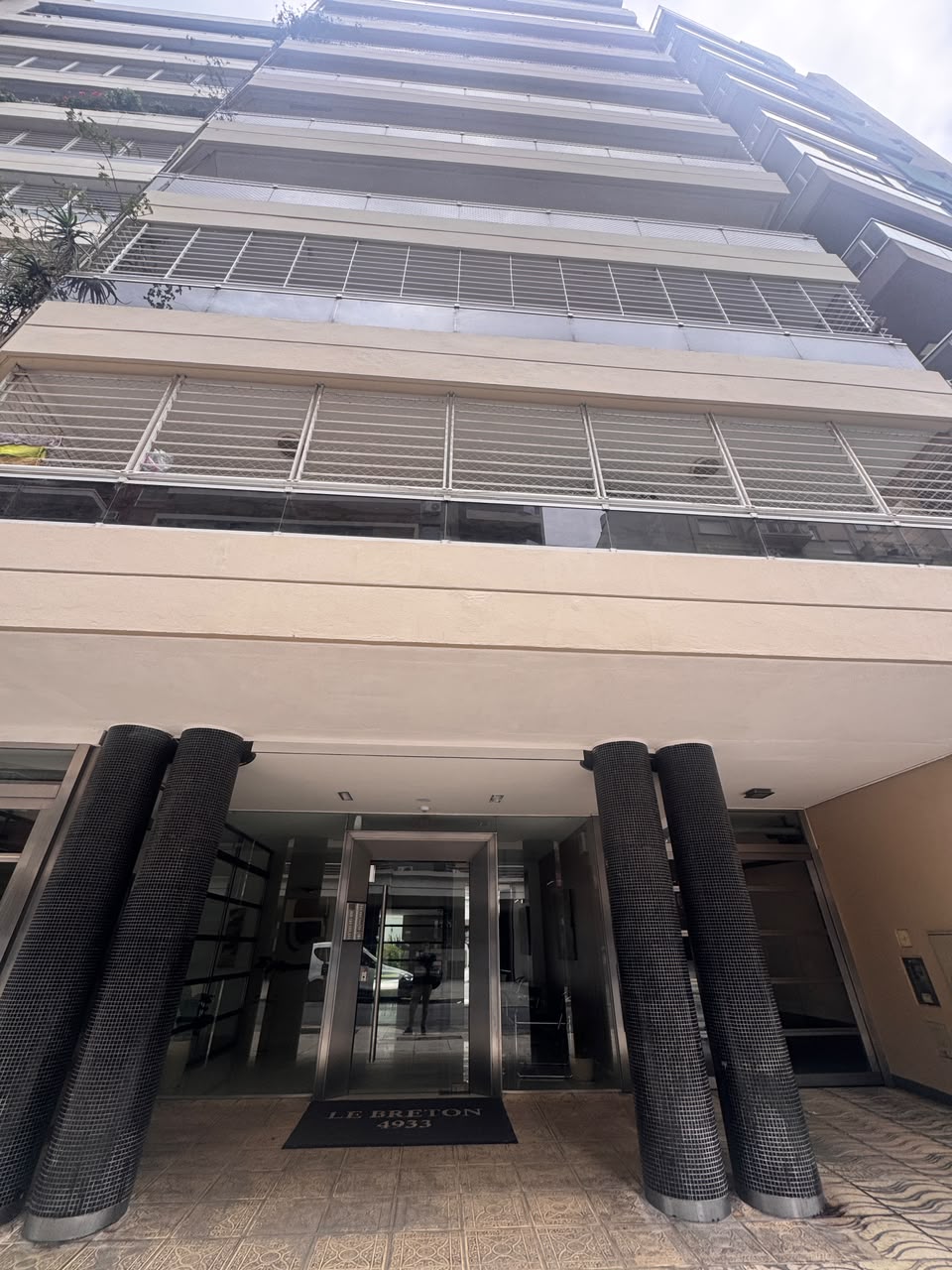 ALQUILER · 2 AMBIENTES EN SEMIPISO CON BALCÓN · VILLA URQUIZA · EDIFICIO CON PILETA Y SUM — foto 1