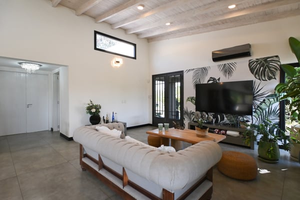 Casa a nuevo con quincho y pileta en club de polo con boxes — foto 3