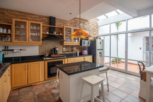 VENTA CASA CON PILETA Y COCHERA EN OLIVOS — foto 2