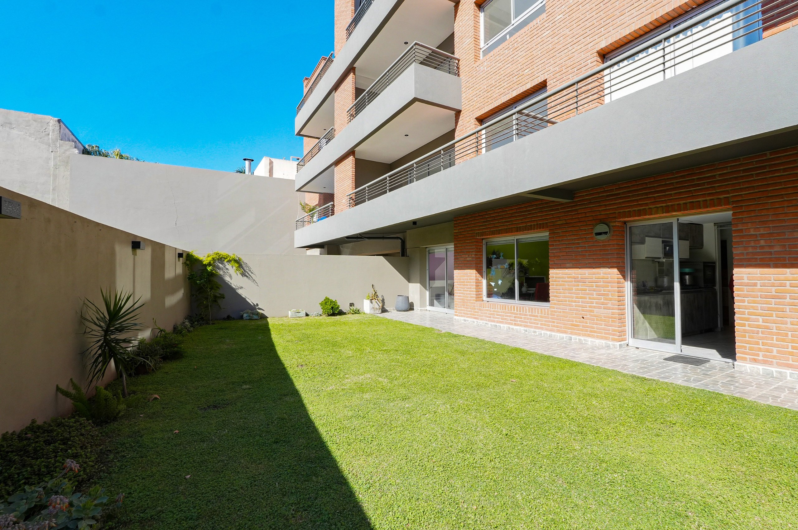 Exclusivo 3 ambientes  con cochera  y  jardín privado de 88 m² con acceso directo a piscina — foto 1