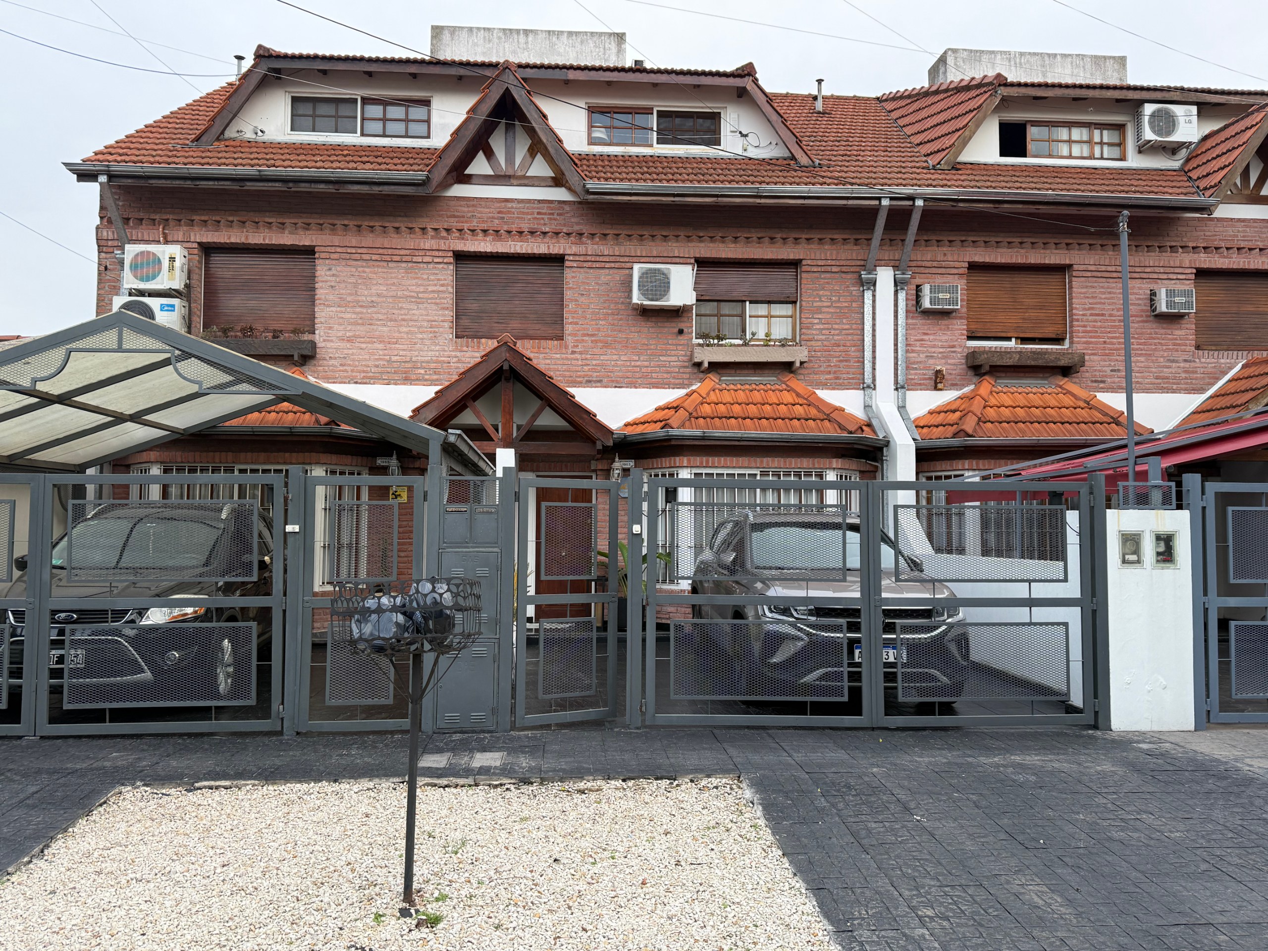 Exclusivo Triplex 4 ambientes con  Jardín y cochera | EXCELENTE ESTADO — foto 1