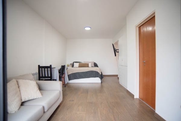 MONOAMBIENTE EN ALQUILER -COLEGIALES- CON BALCON Y VISTA ABIERTA — foto 2