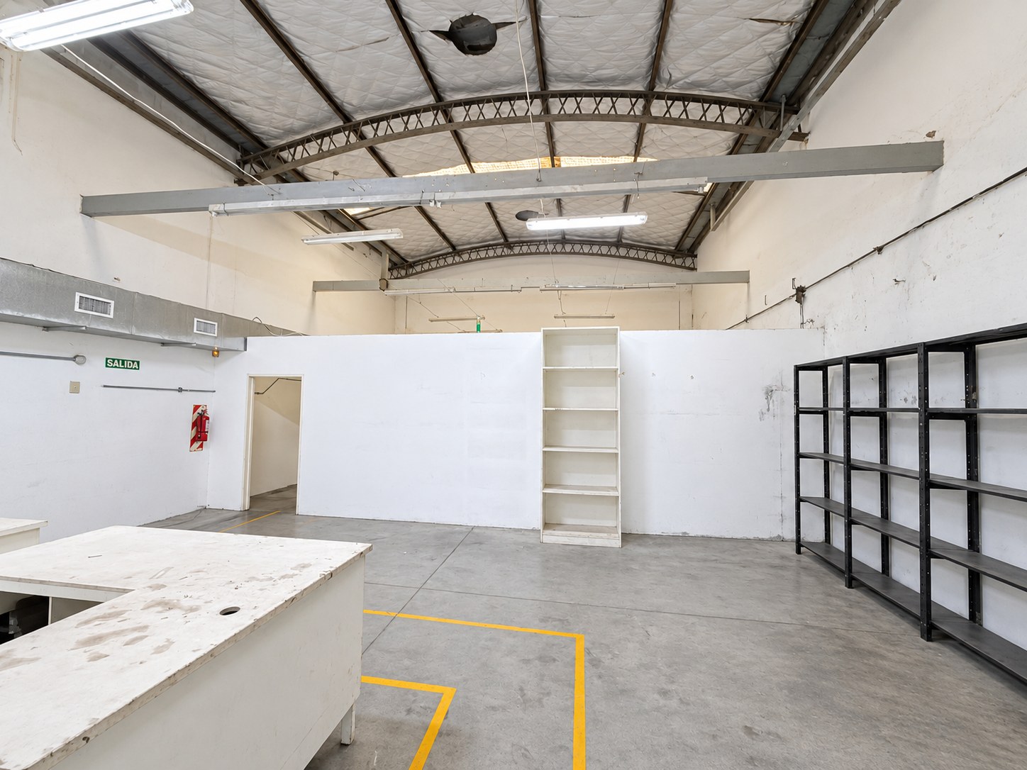ALQUILER ESPECTACULAR GALPÓN CON DEPÓSITO, ÁREA DE PRODUCCIÓN, SHOWROOM Y OFICINAS EN MUNRO 604 METROS — foto 1