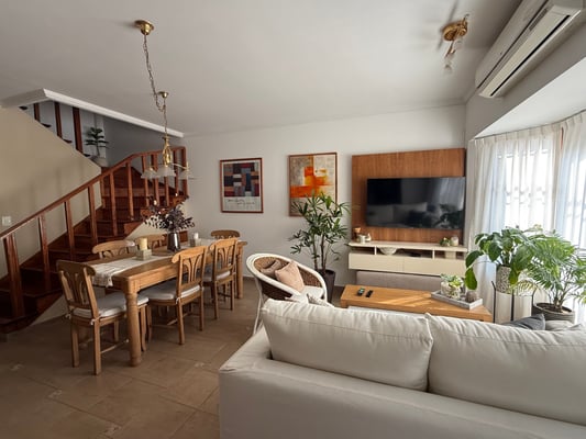 Exclusivo Triplex 4 ambientes con  Jardín y cochera | EXCELENTE ESTADO — foto 2